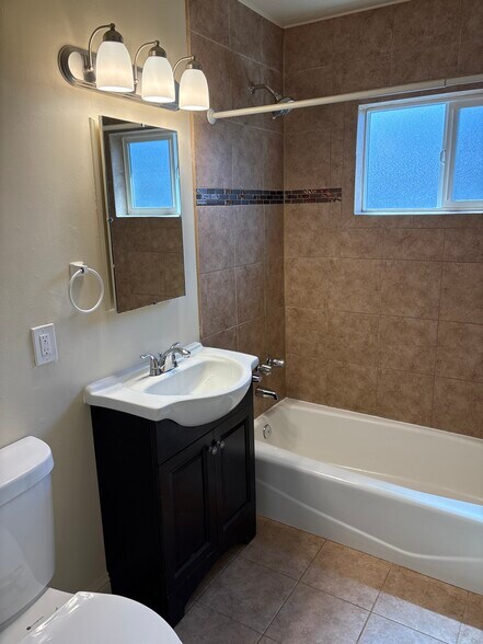 Bathroom - 124 Lewelling Blvd