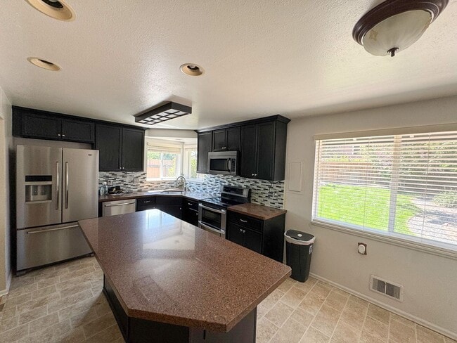 Building Photo - Beautiful 4-Bedroom Home in Arvada – Spaci...