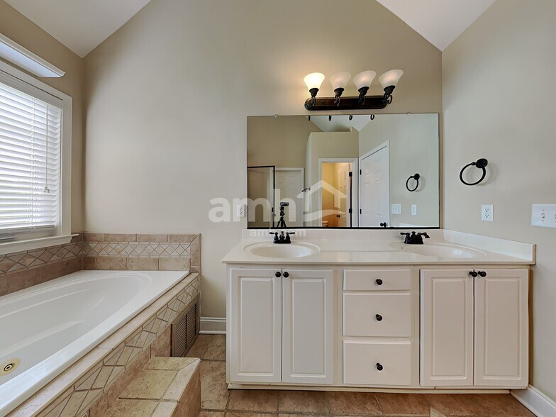 Building Photo - 483 Quick Silver Dr