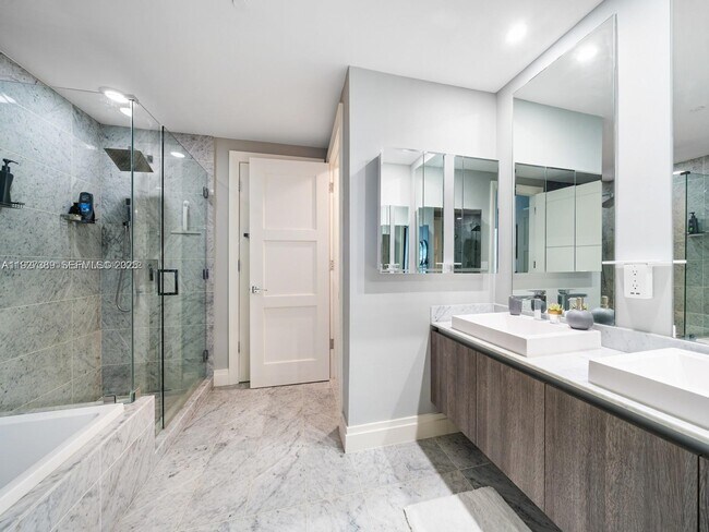 Building Photo - 801 S Miami Ave