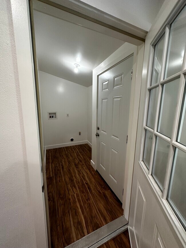 Laundry Room - 824 Glenway Dr