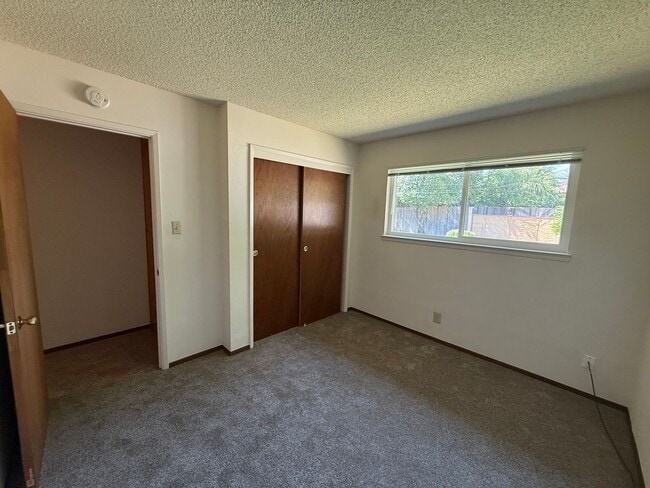 Building Photo - 3 bed 2 bath available in Sacramento!