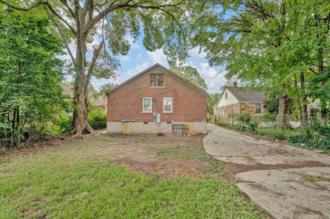 Building Photo - Recently Renovated Brick Home Located Minutes away from Memphis International Airport!