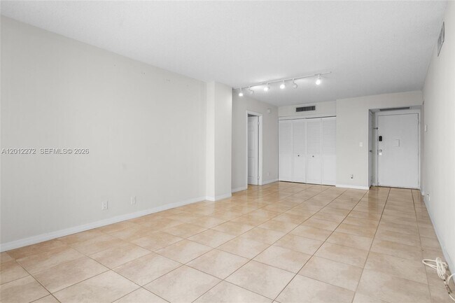 Building Photo - 3401 N Country Club Dr