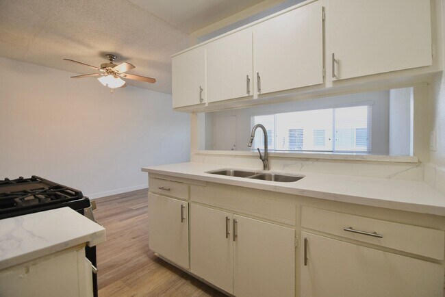 Building Photo - 14142 Victory Blvd