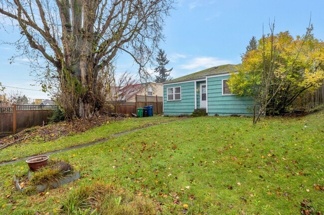 Building Photo - 6 month lease only no extensions Greenwood bungalow