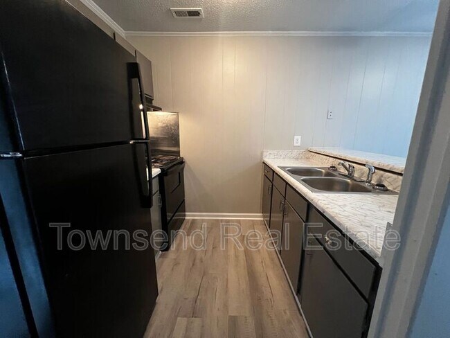 Building Photo - 5866 Century Oaks Dr