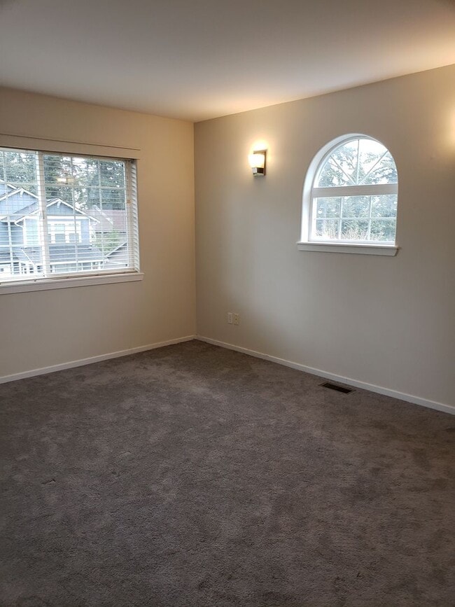 Building Photo - Beautifully Finished Home In A Great Location!