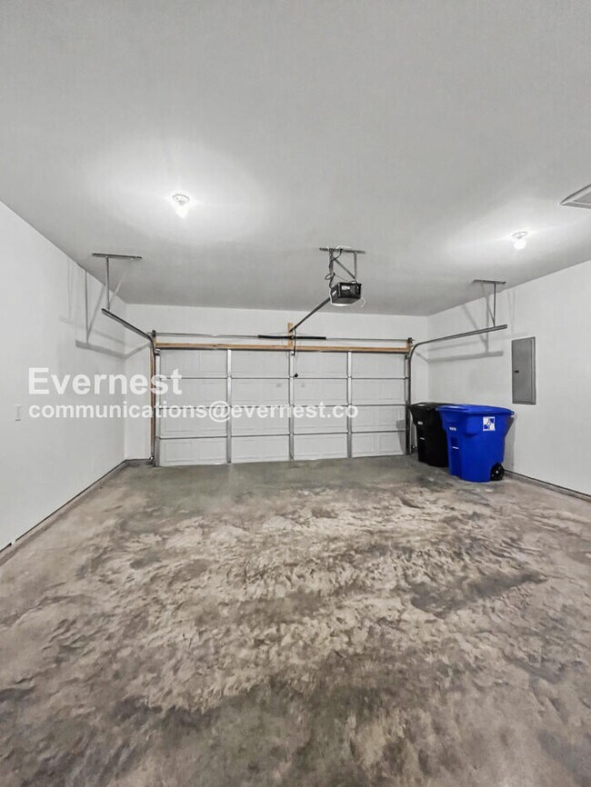 Building Photo - Limited Time Special Offer / 4 Bed, 2 Bath Home with Fenced Yard & Garage / Pet-Friendly / Vouche...