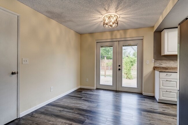 Building Photo - Welcome to this 3 Bed 2 Bath Home Close To Town