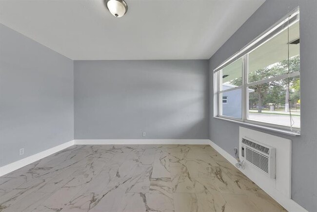 Building Photo - 1720 NE 13th St