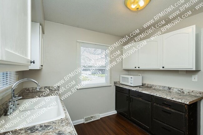 Building Photo - 312 NE Trilein Dr