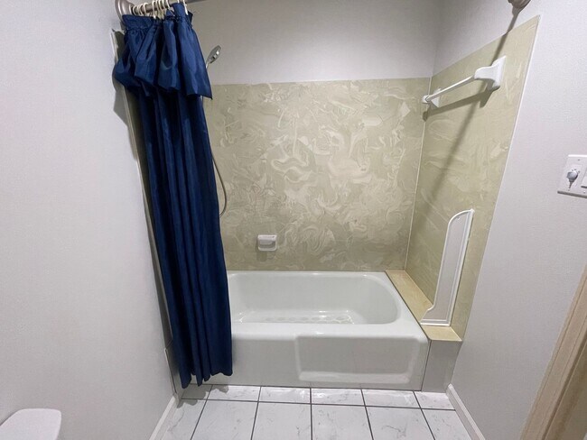 Building Photo - New Listing!