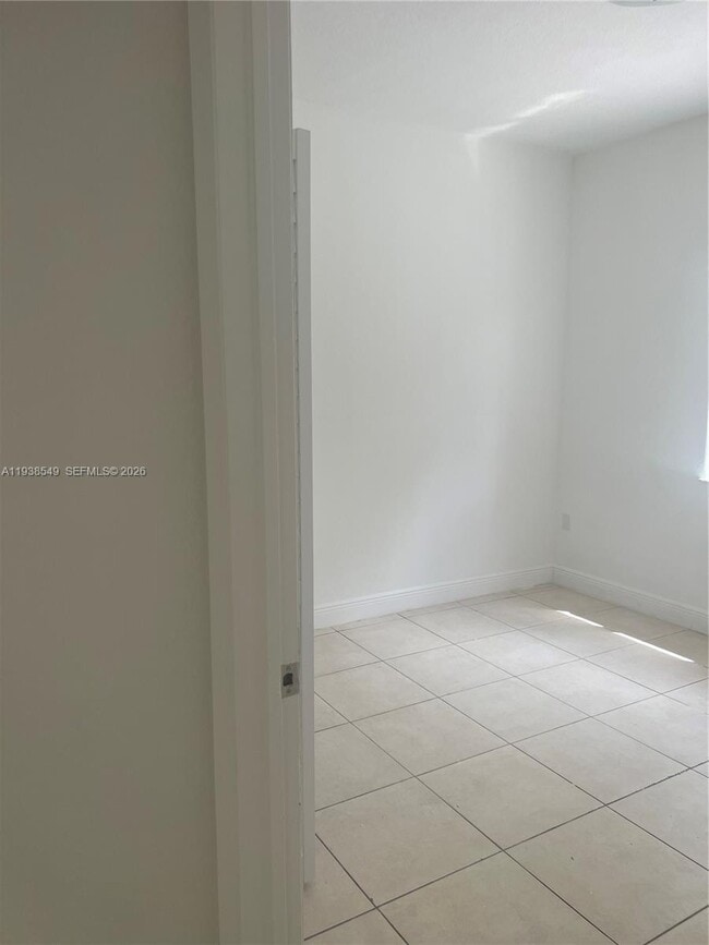 Building Photo - 1304 SE 7th Ct