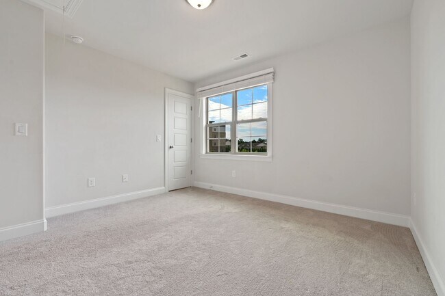 Building Photo - Available NOW! 2BR/2.5BA Townhouse in Mebane