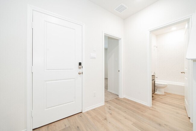 Building Photo - 2126 Thornton Dr