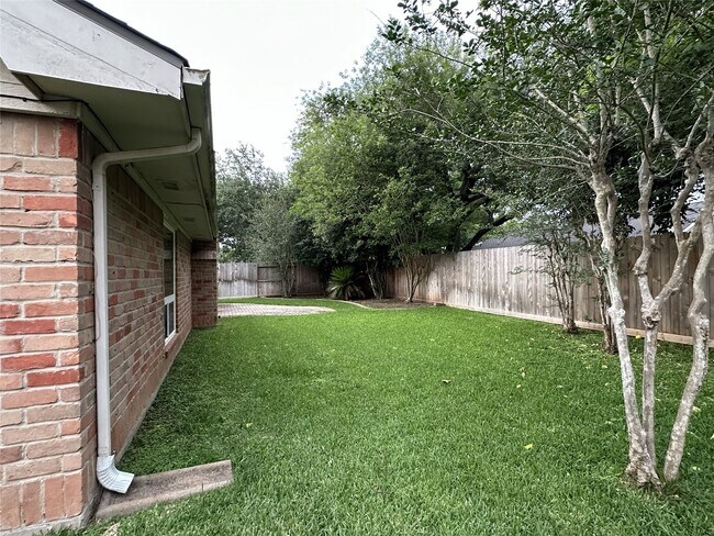 Building Photo - 2211 Brook View Ln