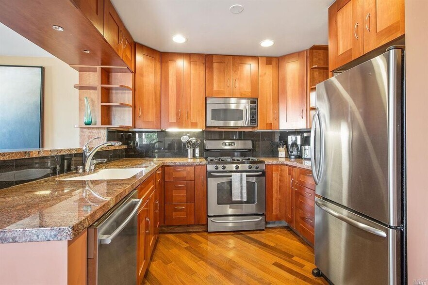 Building Photo - 933 Bridgeway