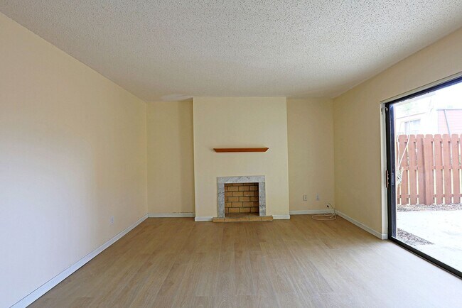 Building Photo - Parkwoods 1570-3