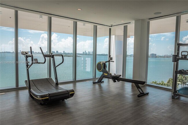 Building Photo - 700 NE 26th Terrace