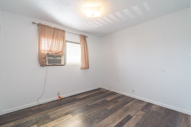 Building Photo - Fully remodeled, spacious 3BR/1.5BA/2PKG near Waikele