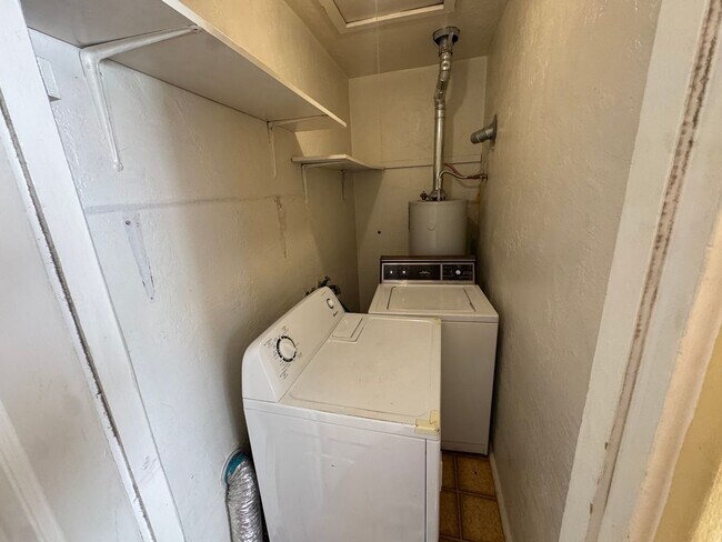 Building Photo - Stunning Nob Hill Bungalow!