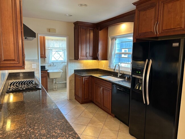 Building Photo - Adorable 5 Bedroom 3 Bathroom Orange Home Near Old Towne!