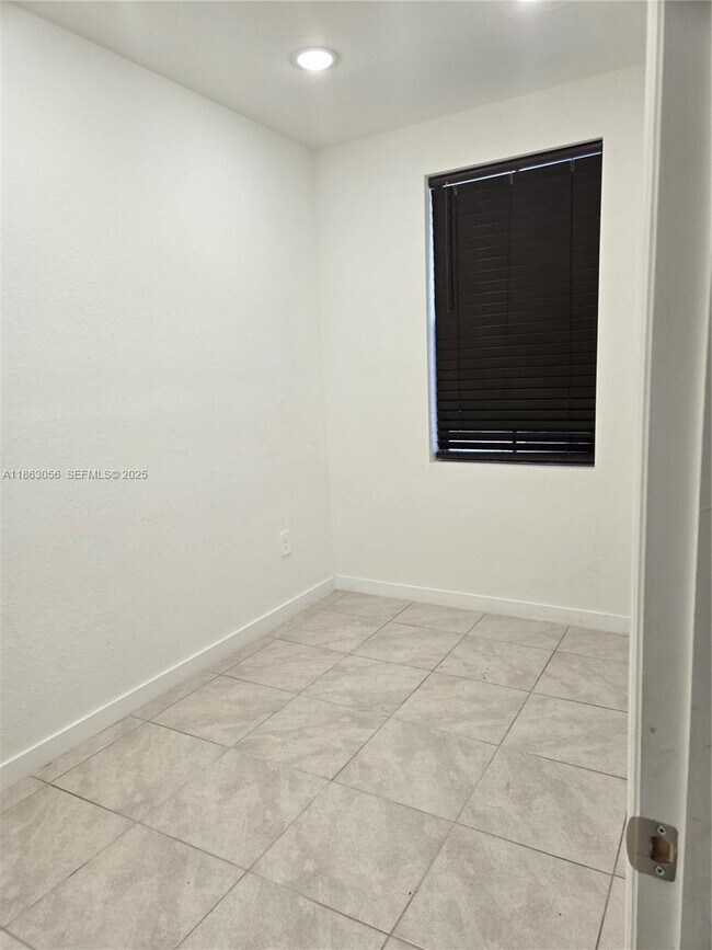 Building Photo - 490 NE 12th St