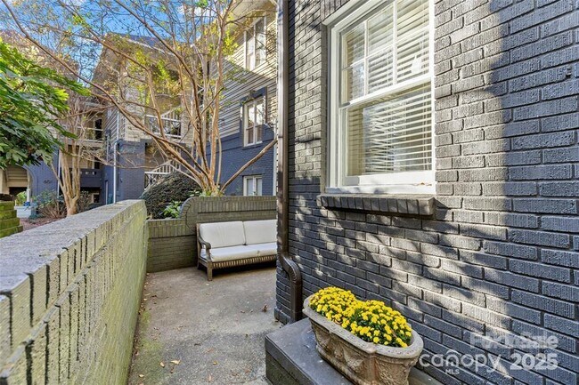 Building Photo - 609 Queens Rd