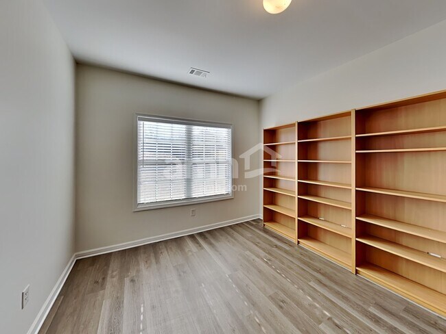 Building Photo - 811 Buffington Way