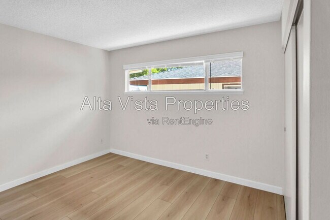 Building Photo - 5633 Scripps St