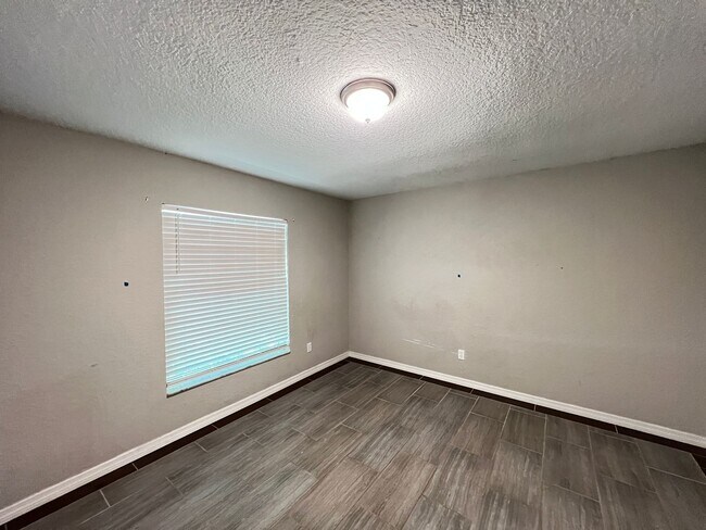 Building Photo - 2BD & 1 BA - Where Charm Meets Comfort: Yo...