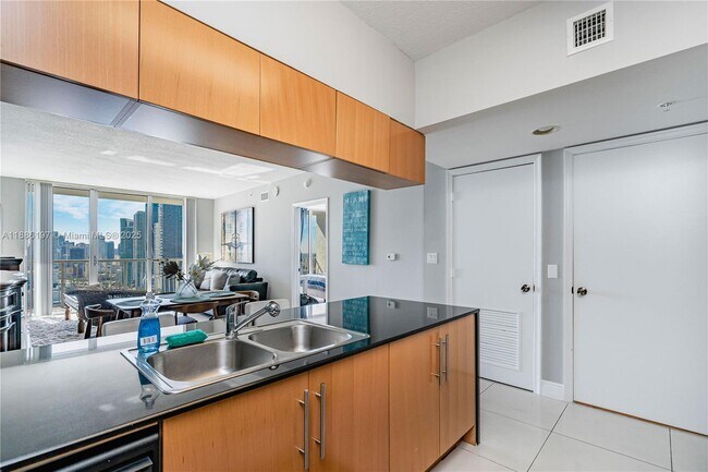 Building Photo - 1750 N Bayshore Dr