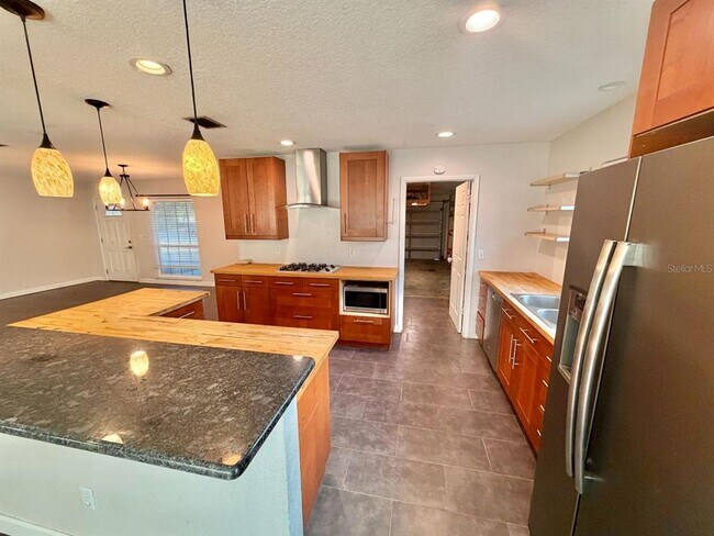 Building Photo - 653 Sherwood Dr