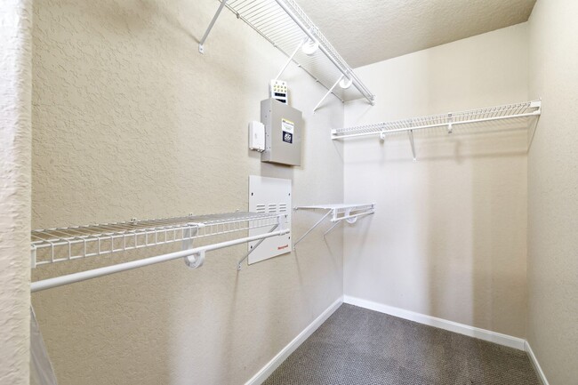 Building Photo - ***APPLICATION CURRENTLY UNDER REVIEW***Spacious Cul-de-sac home located close to Seaworld, Lackl...