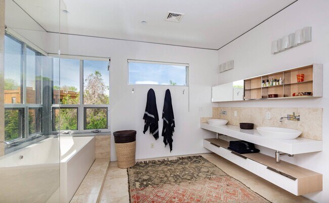 Building Photo - 493 Sagaponack Road