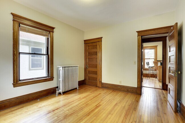 2nd fl br #4 - 3302 Harriet Ave