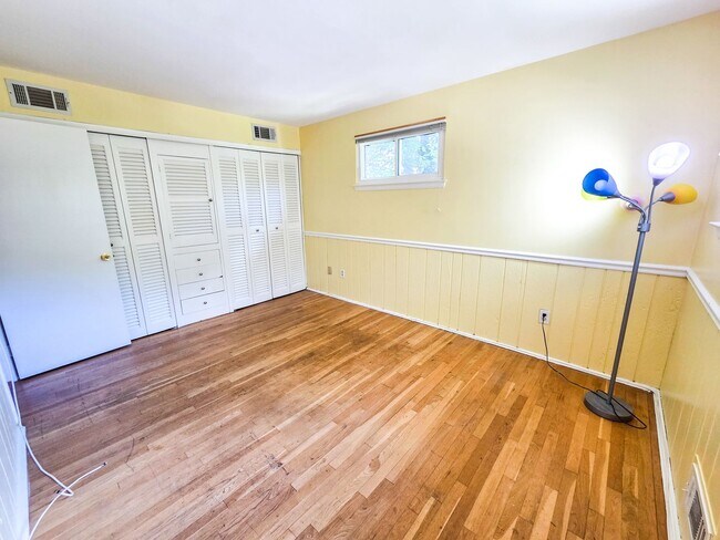 Building Photo - 305 Hillsboro Dr