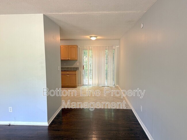 Building Photo - 628 Camrose Dr