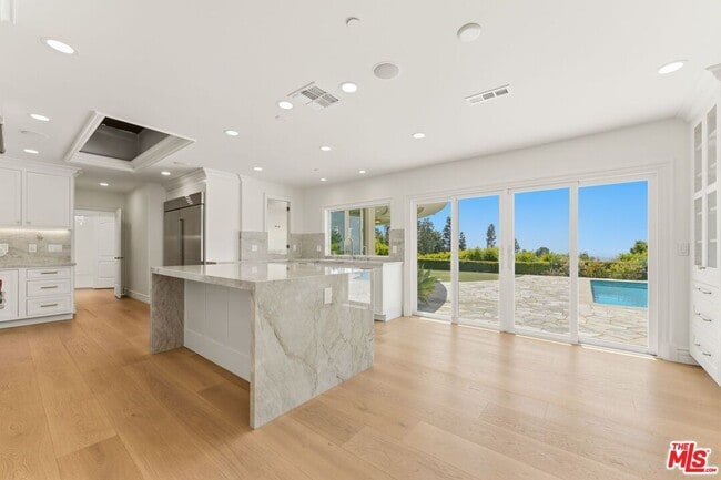 Building Photo - 1725 Loma Vista Dr