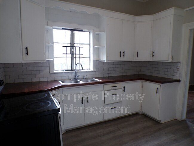 Building Photo - 6817 Division Ave