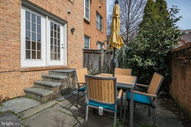 Building Photo - 1122 N Vernon St