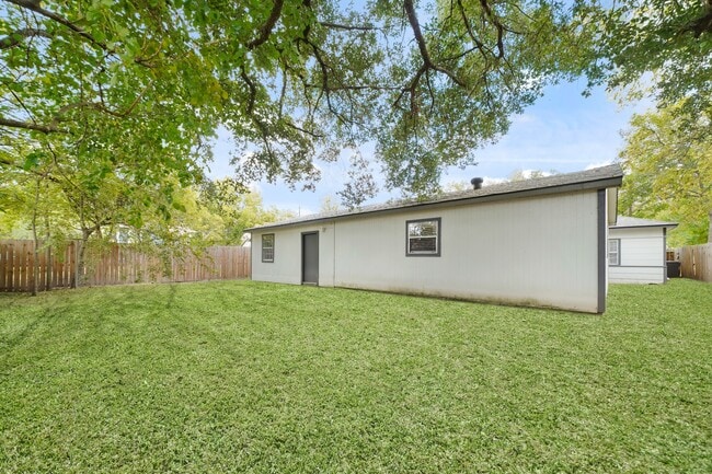 Building Photo - 2106 N Galveston Ave