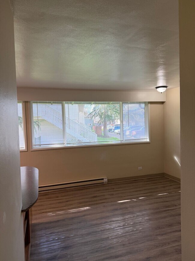 Building Photo - Updated 2 bedroom 1 bath duplex in Eugene!  $500 OFF YOUR FIRST MONTH'S RENT!