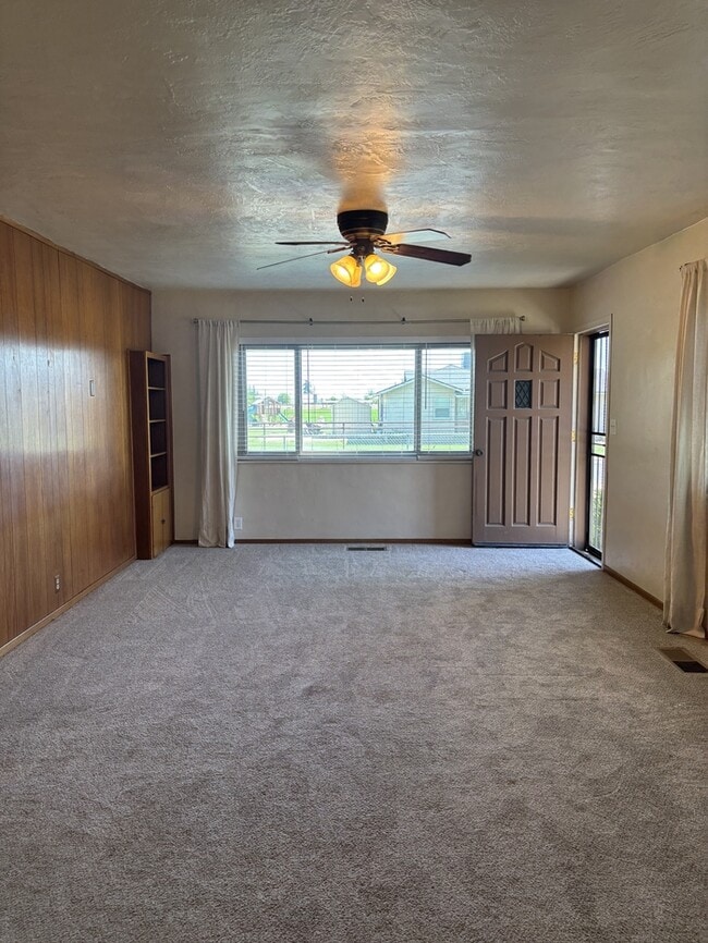 Building Photo - Turlock Country Living 3 Bedroom 2 Bath Home