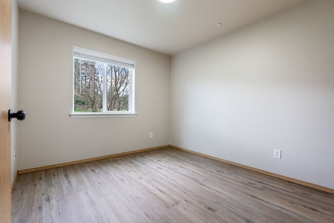 Building Photo - Beautiful Renovated 4b/2.5 bath home - SE Portland