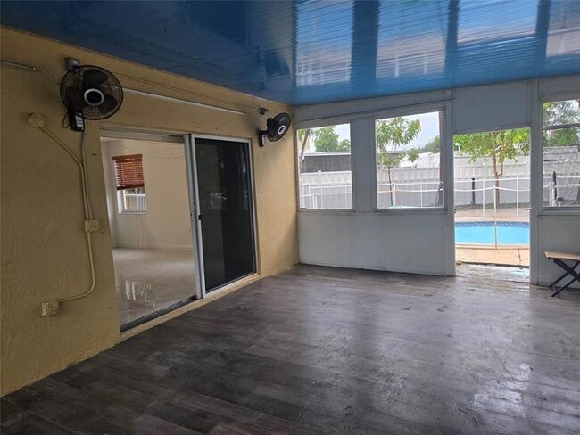 Building Photo - 7000 SW 39th Ct