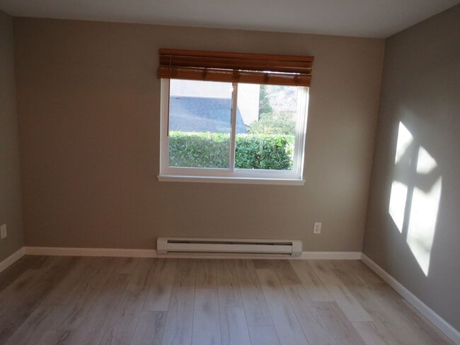 Building Photo - Juanita Townhome in Westwood Village ** 2bed/1.5 bath corner unit with Nice Private Backyard  $21...