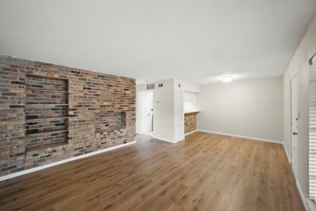 Building Photo - 2201 Fountain View Dr