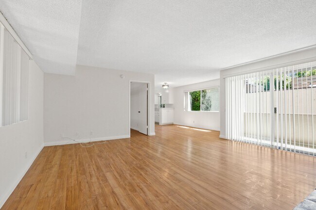 Building Photo - 12246 Montana Ave. Across from Brentwood Golf Course!